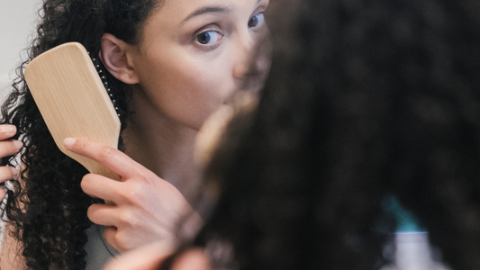 Comment démêler les cheveux très emmêlés sans les abîmer ? Astuces et produits naturels